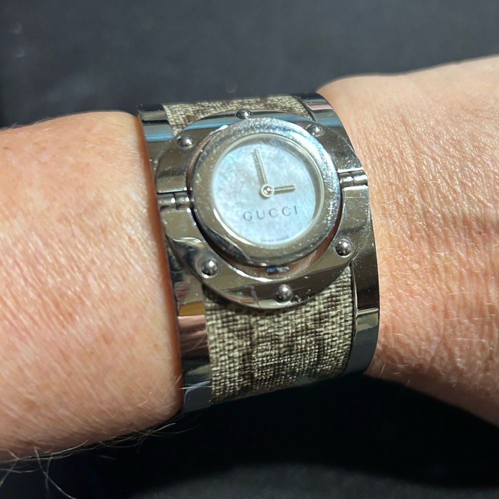 Gucci Luxury Statement Logo Bracelet Watch - Picture 9 of 9